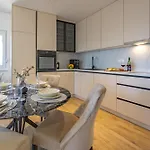 Apartman Ruzmarin J Parking Included Makarska
