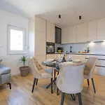 Ruzmarin J Parking Included Apartman