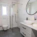 Apartman Ruzmarin J Parking Included Makarska
