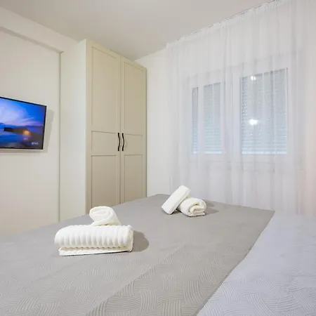 Apartman Ruzmarin J Parking Included *