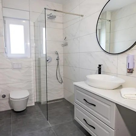 Apartman Ruzmarin J Parking Included Makarska